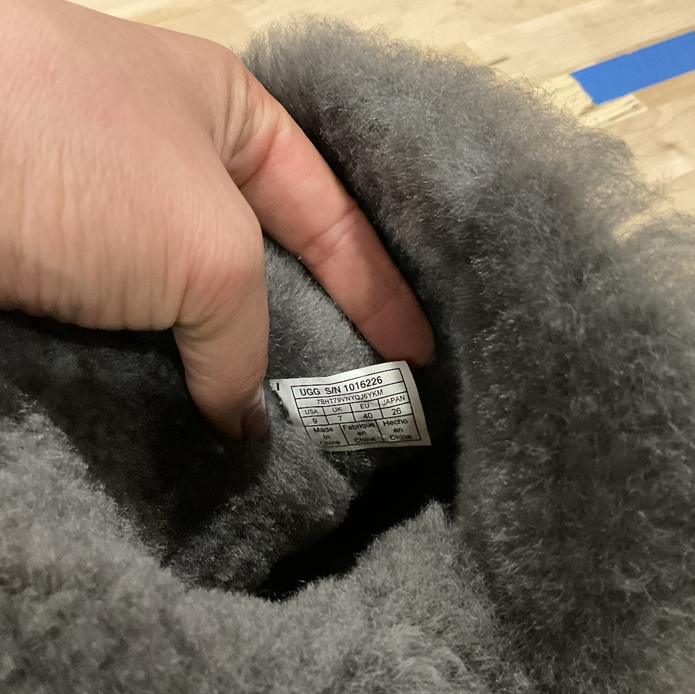 UGG Bailey Button II Grey - Picture 8 of 11
